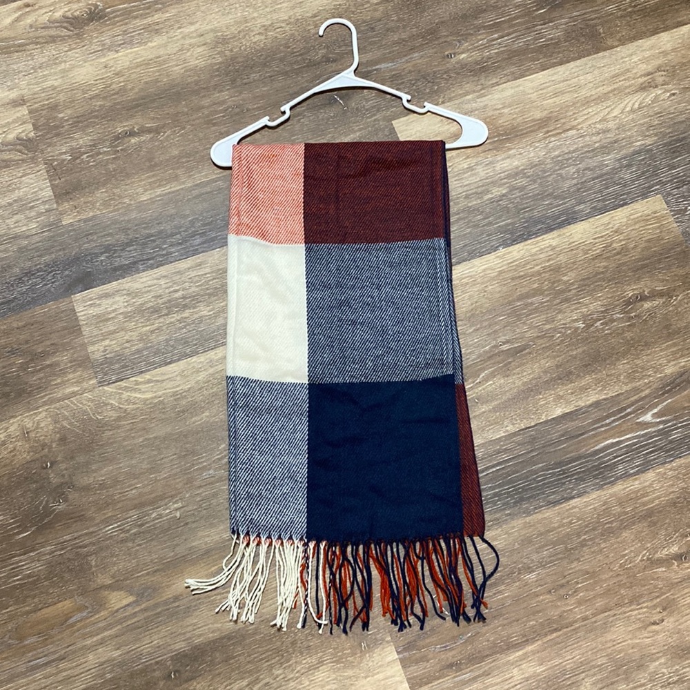 E135 Women's Red/Wht/Blue Plaid Scarf NWOT